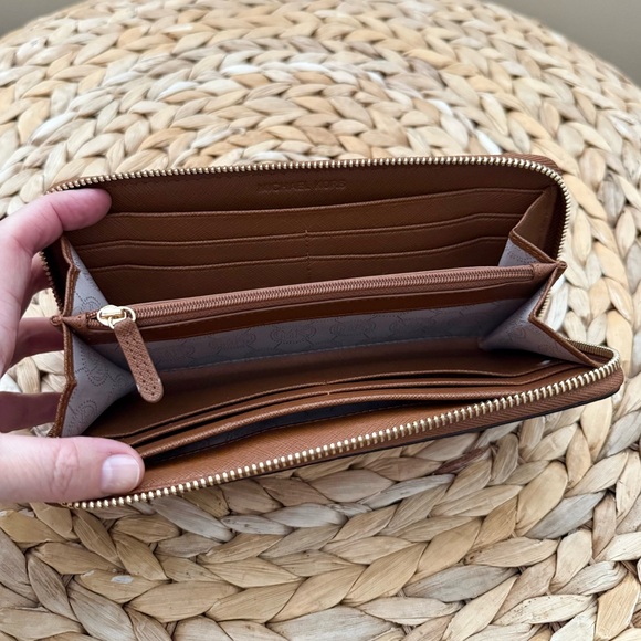 MICHAEL KORS genuine leather croc embossed continental zipper wallet - Picture 5 of 5